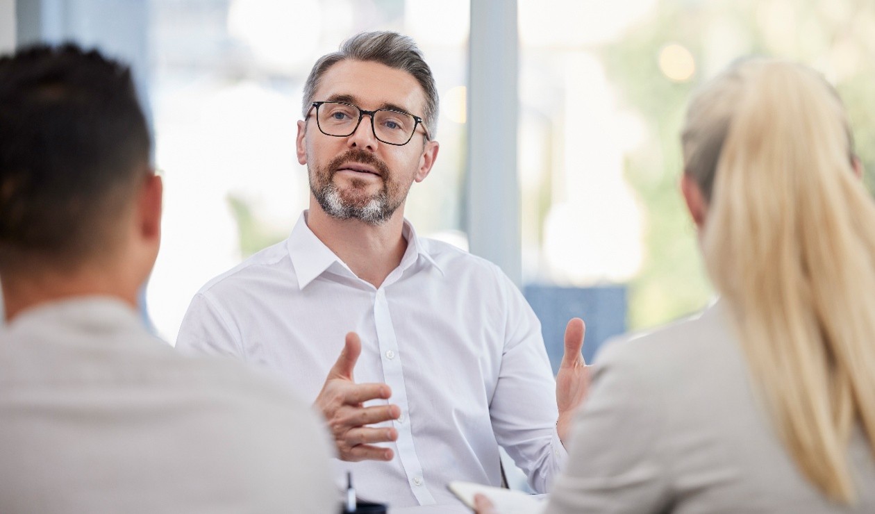 Entscheidungsrunde im B2B-Einkauf – Buying Center bewertet Angebote